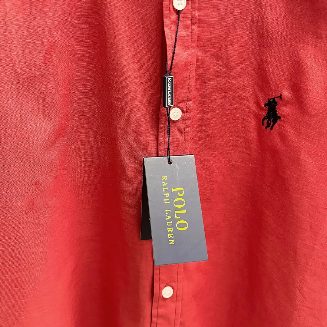 P210 Ralph Lauren/Ralph Lauren early autumn linen embroidered shirt is made of customized natural plant fiber linen fabric with unique bamboo texture and has a simple and simple beauty. It has a loose fit and a three-dimensional upper body. The lines are smooth and natural. From the shoulder line to the waist line and then to the hem, the line transition is smooth. There are no unnecessary folds or accumulations. The whole body is neat and stretched. The chest is embellished with the iconic pony embroidery. It is simple but highly recognizable. The embroidery thread has a natural color transition and the stitches are even and uniform in size. The stitches can also connect naturally and the lines are smooth and not stiff. Size: S M L XL